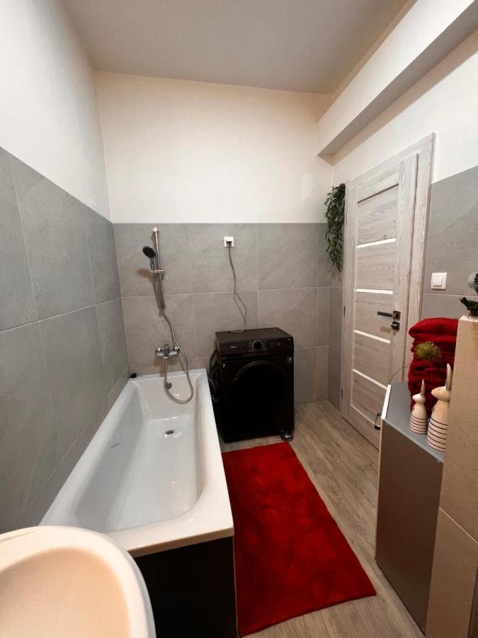 Apartmany V Centre - Vlastna Izba So Spolocnou Kuchynou A Kupelnou Moze Byt Zdielana 2 Inymi Izbami Martin Exterior foto